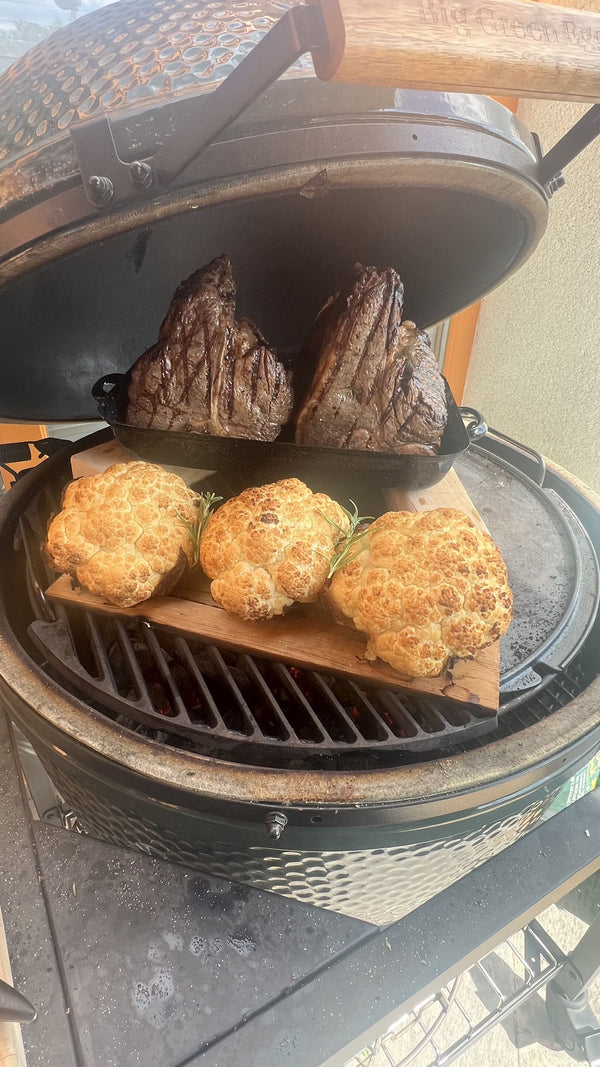 Frisch gebackenes Brot und Fleisch auf dem Grill bei So grillt Niederösterreich