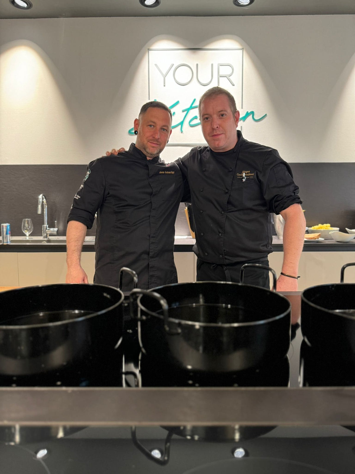Jürgen Gschwendtner mit einem Teammitglied in der Küche beim gemeinsamen Event- und Kochsetup