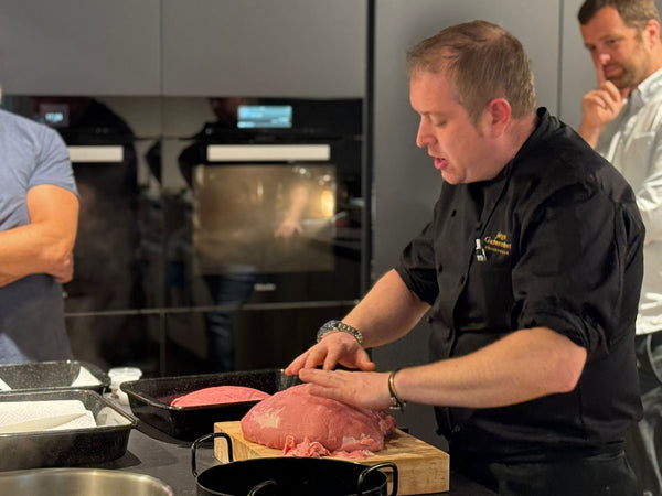 Jürgen Gschwendtner bei der praktischen Küchenarbeit im Teamwork Kurs