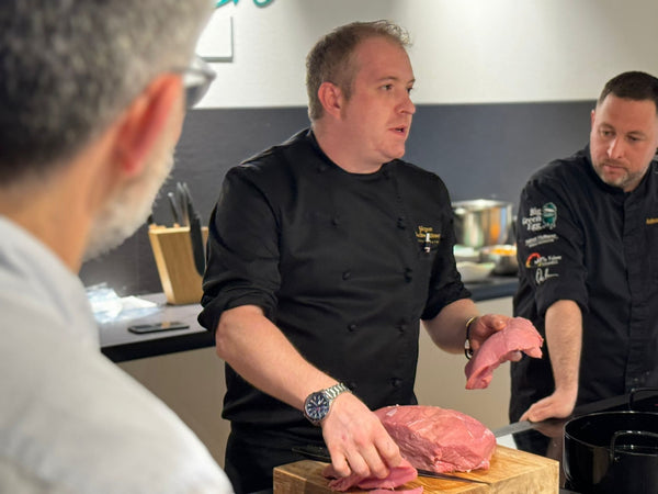 Teilnehmer und Jürgen Gschwendtner im Austausch während des Teamwork Kurses