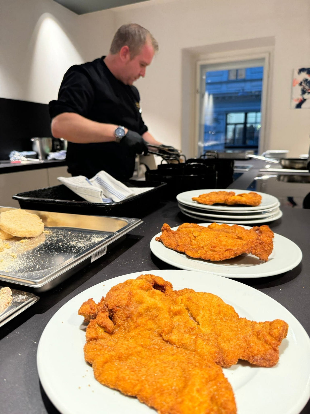 Wiener Schnitzel in der Küche während der Vorbereitung und Ausgabe