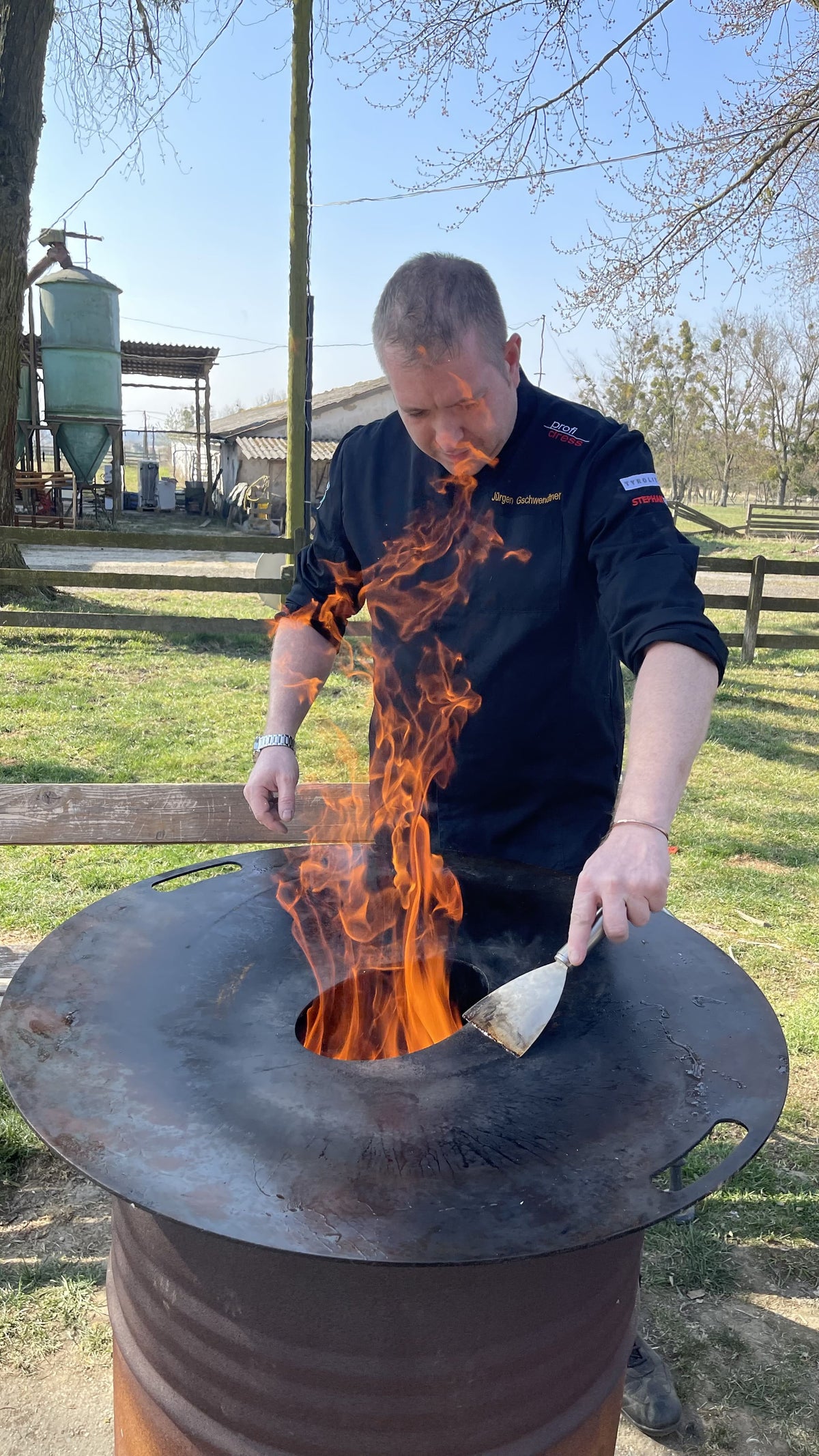 Jürgen Gschwendtner beim Live-Grillen am Feuer bei So grillt Niederösterreich mit offener Flamme und Grillplatte 